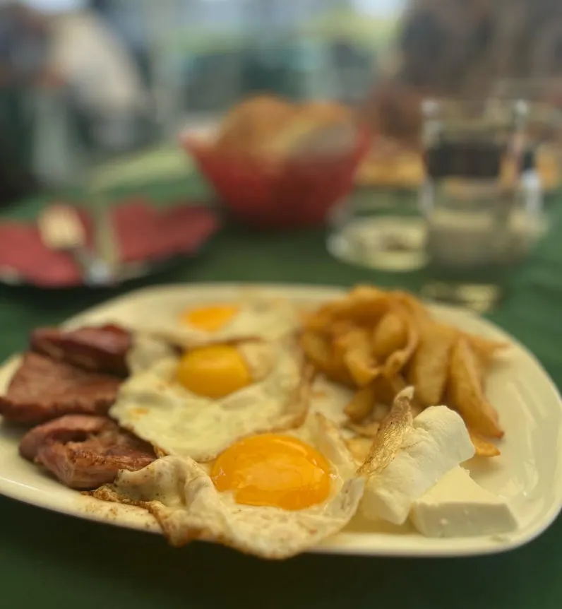Domaći doručak — jaja na oko sa kobasicom i krompirom