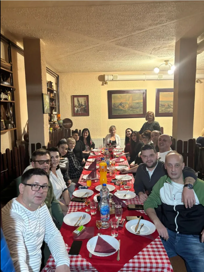 Veselo društvo za kafanskom trpezom