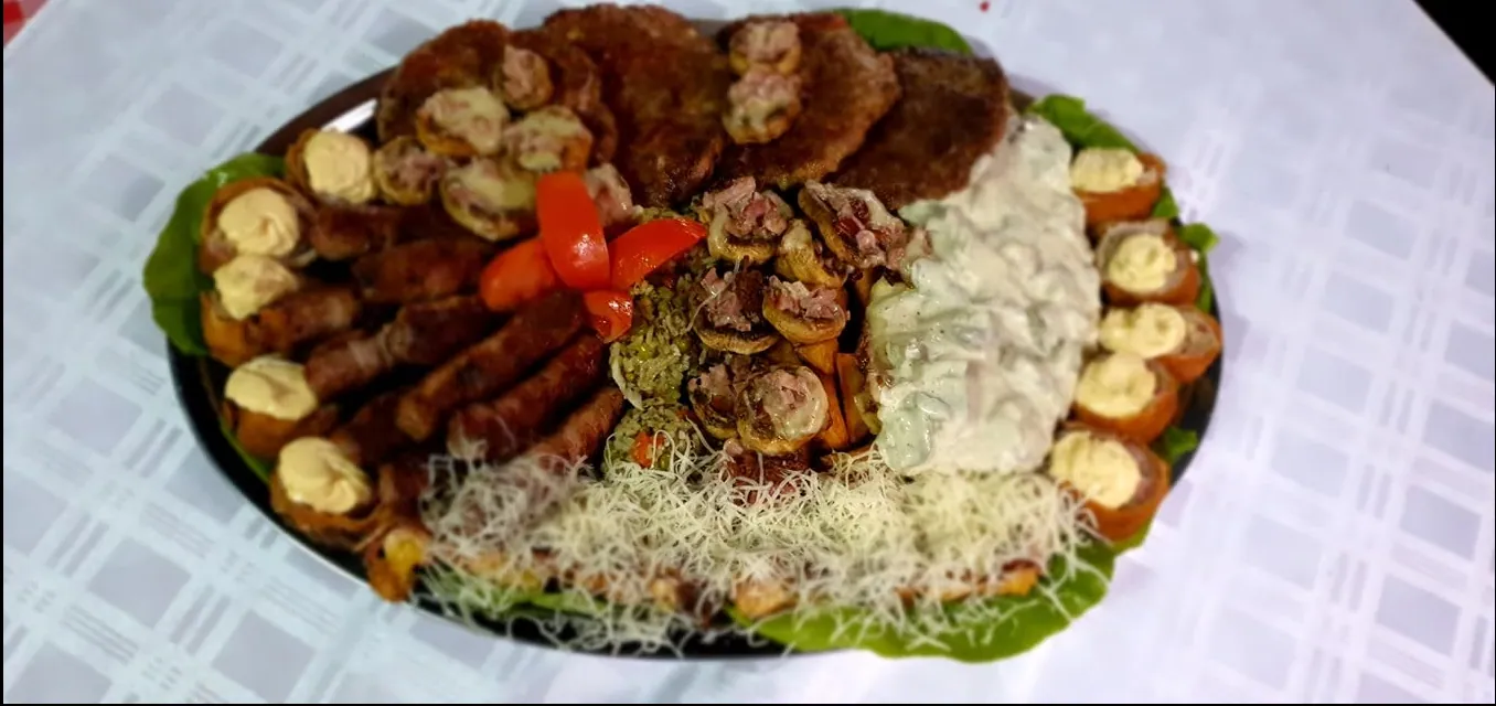 Ćevapi sa pomfritom i kajmakom