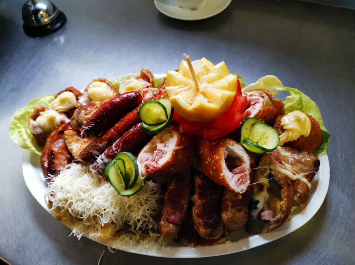 Mešano meso sa roštilja na velikom tanjiru