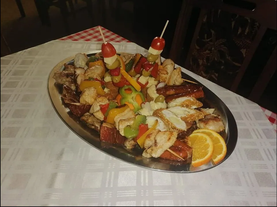 Mešani roštilj sa piletinom i kobasicama