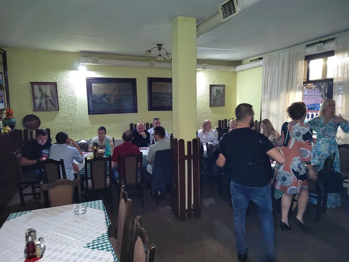 Unutrašnjost restorana puna gostiju