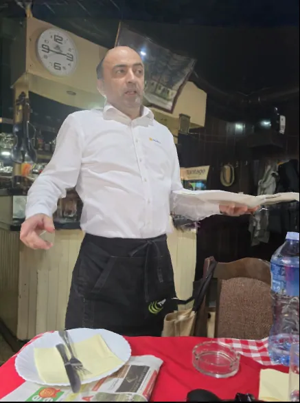 Konobar u beloj košulji — stara škola ugostitelja