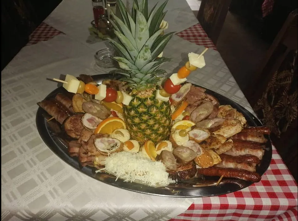 Velika mesna plata sa ananasom — specijalitet kuće Stara Promenada