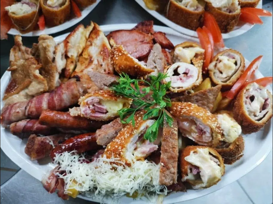 Detalj bogate mesne plate
