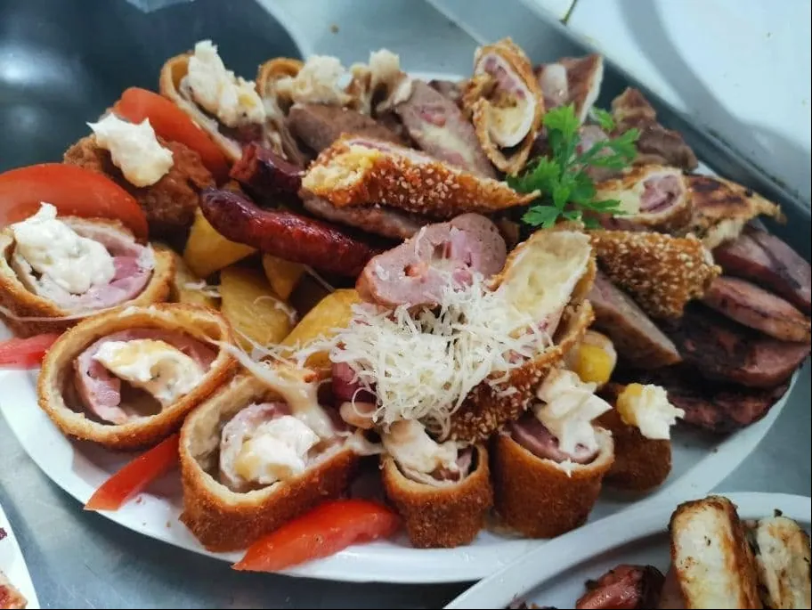 Bogata plata sa punjenim rolnicama i mesom sa žara