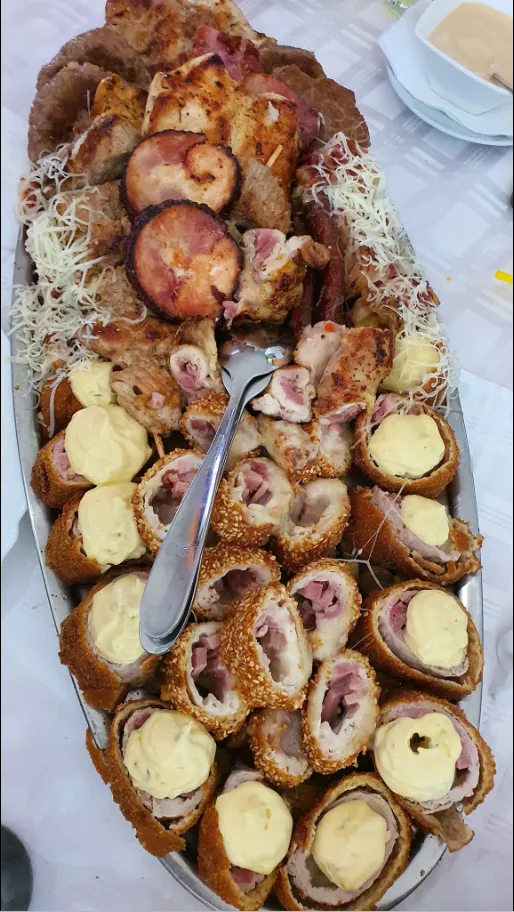 Mesna plata sa rolovanim punjenim mesom i grilom