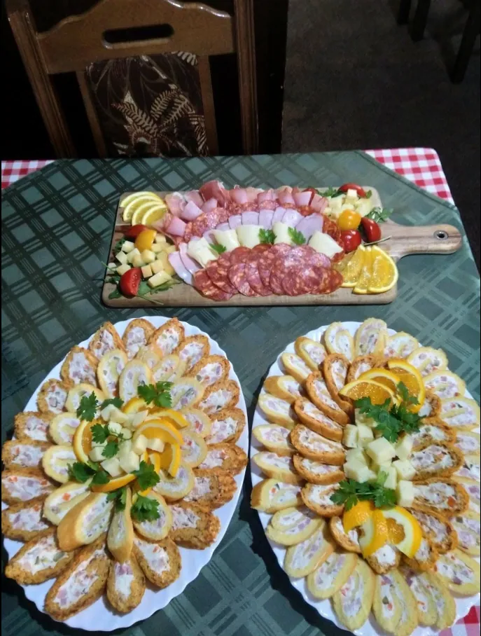 Daska sa pršutom, sirom i maslinama
