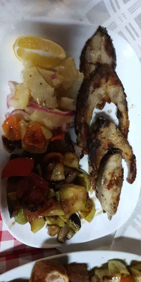 Riba sa grilovanim povrćem